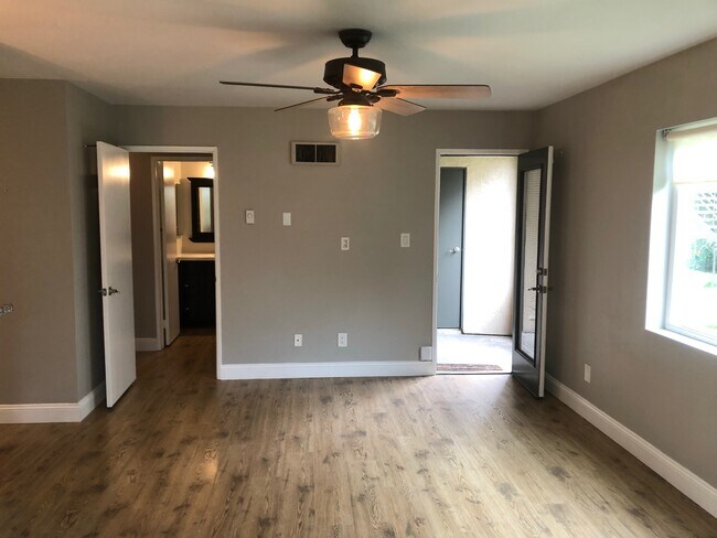 Building Photo - 7555 Charmant Dr