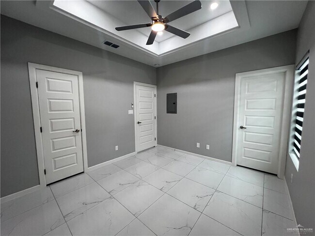 Building Photo - 1122 Country Club Drive