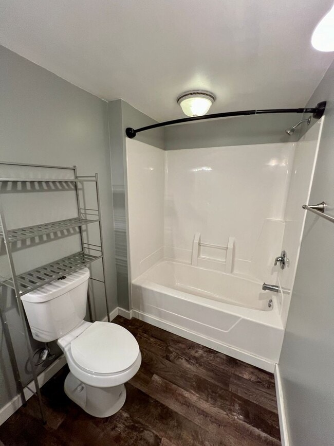 Building Photo - Industrial Style 3 Bedroom Home AVAILABLE JUNE!!!