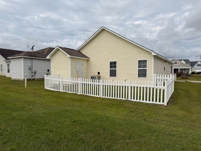 Building Photo - Home is located in Avendale-Rocky Point address but Topsail School District