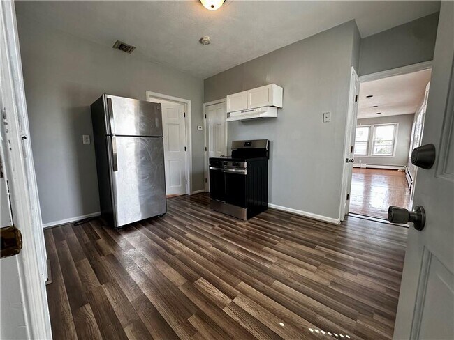 Building Photo - 834 Central Ave