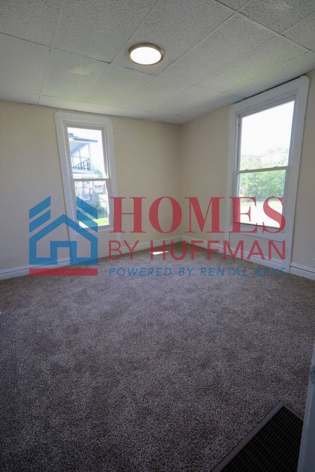 Building Photo - Three Bedroom House | Move in Ready