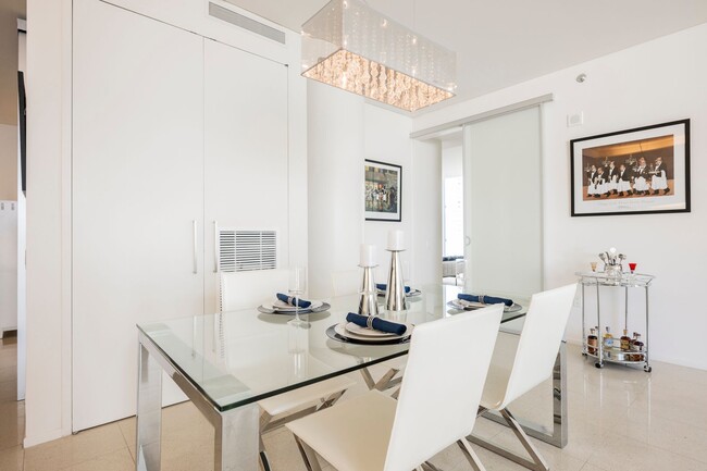 Building Photo - Luxurious premium corner unit nearly 1600 ...