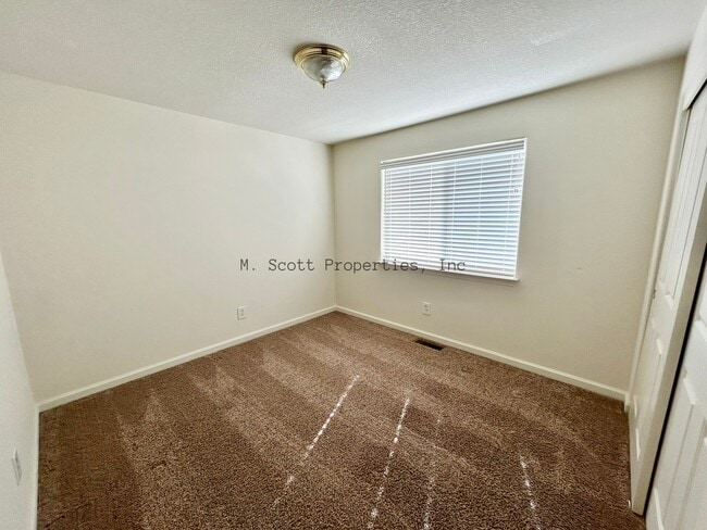 Building Photo - 1420 Chiltern Ct