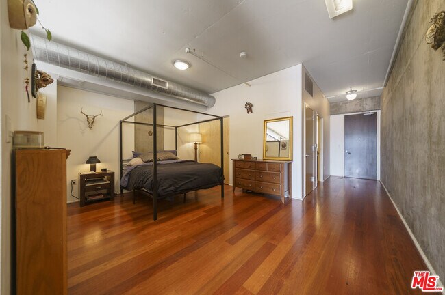 Building Photo - 1100 S Hope St