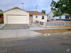 Building Photo - Arleta 3+2 w/walk-in closet, backyard + 2 ...