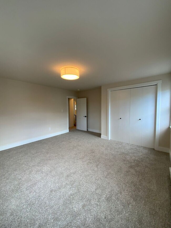 Building Photo - 146 N Cedar St