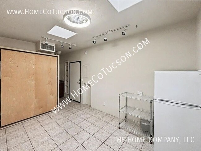 Building Photo - 713 N Erin Ave