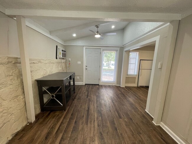 Building Photo - Cozy 1 Bedroom 1 Bath  Downstairs Unit Ready for Move-in ((New Vinyl Plank Flooring & BRAND NEW K...