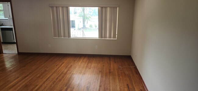 Building Photo - 800 Lake Shore Ter