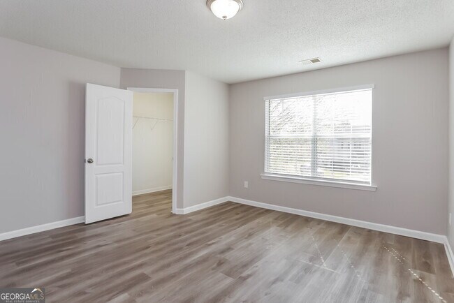 Building Photo - 701 Outlook Way