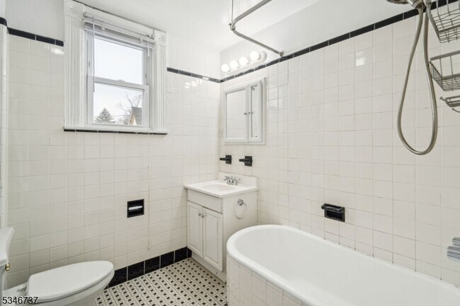 Building Photo - 44 Elm St