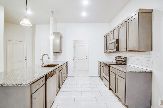 Building Photo - "Charming 2-Bed Oasis with Granite Eleganc...