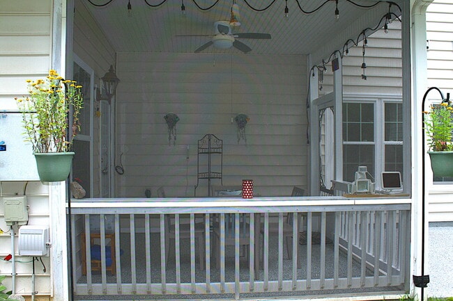 Building Photo - "Luxurious 3-Bed Condo in Hendersonville: Spacious 2023 Sq Ft within a 55+ community.”