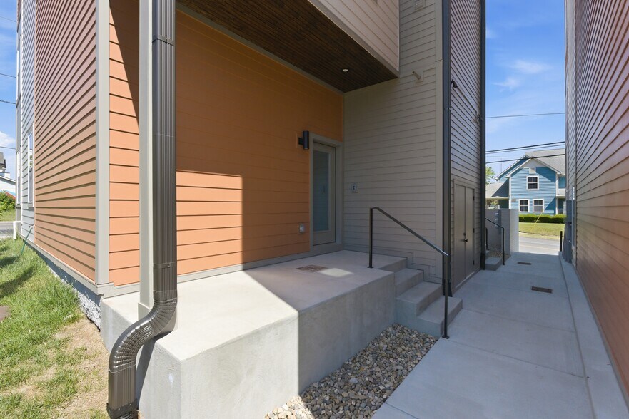 Building Photo - 626 40th Ave N