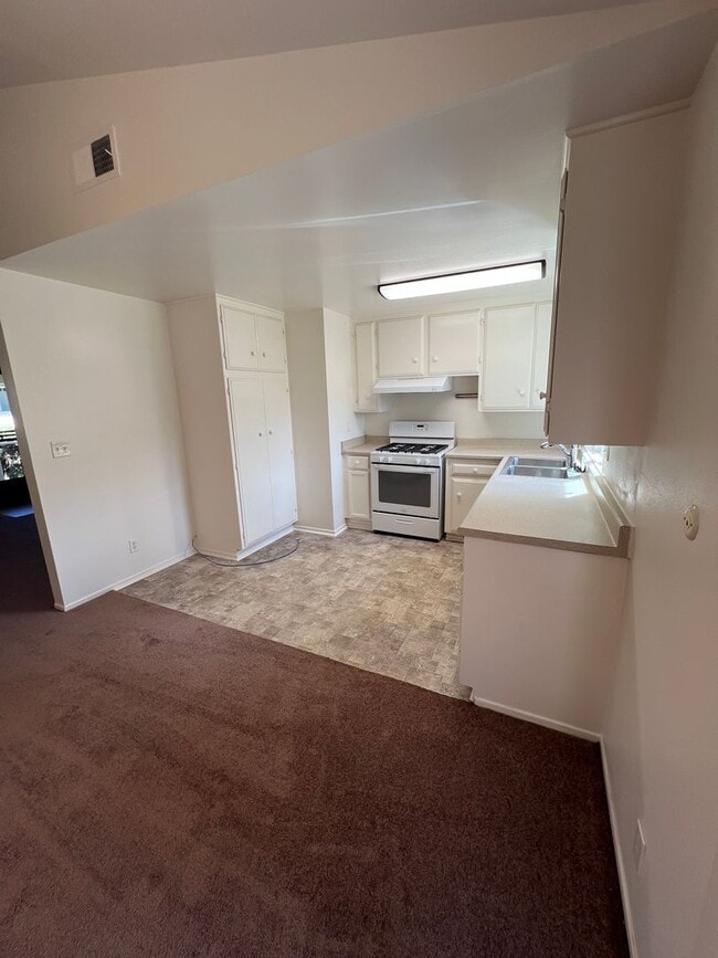Building Photo - FOR RENT 3+1 IN SIMI VALLEY