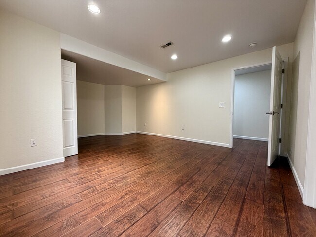 Building Photo - 653 Millet Cir