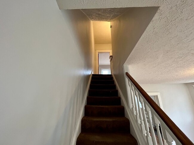 Building Photo - Norwood - Lovely, clean quiet 3bed in side by side duplex