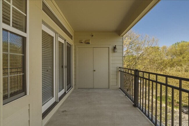 Building Photo - "Luxurious 2-Bed Condo with, loft, Granite Elegance & Hardwood Charm in Reston, VA!"