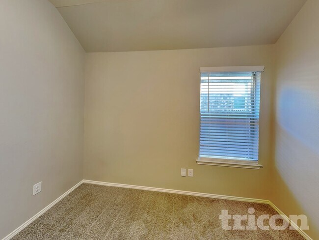 Building Photo - 936 Deer Valley Dr