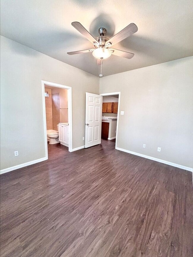 Building Photo - Comfortable 4-Bedroom Condo in Houston's O...