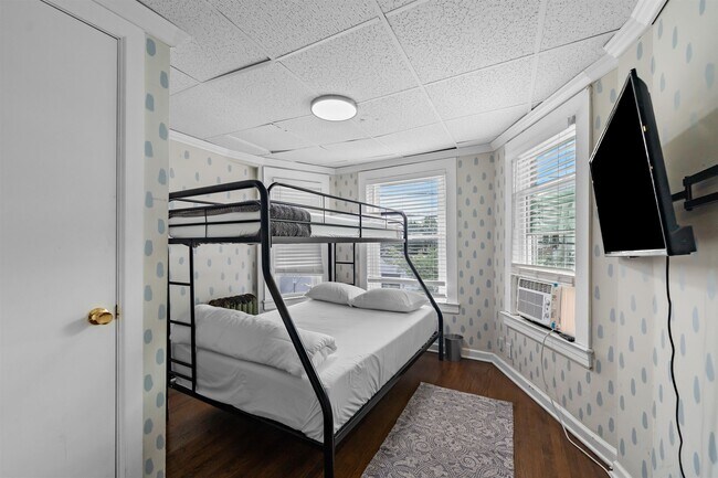 Building Photo - 9 W 51st St