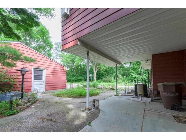 Building Photo - 11020 W River Rd