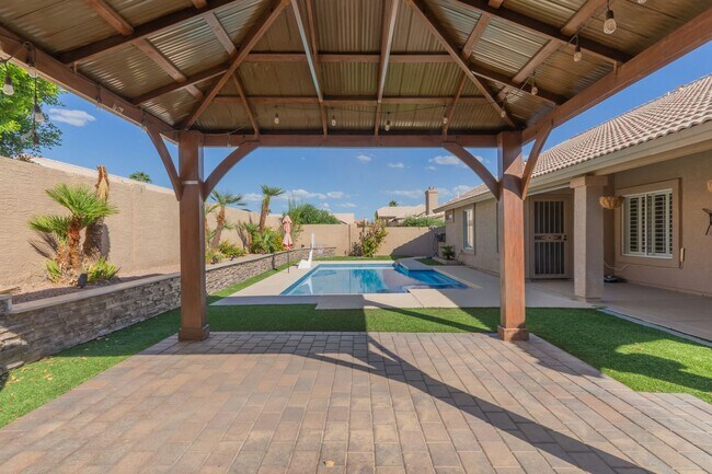 Building Photo - 4 bed 2 bath Stunner w/ Sparkling Pool