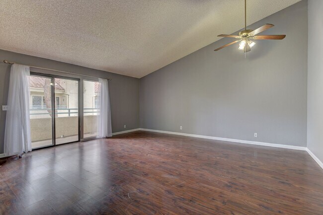Building Photo - 820 N Sloan Ln