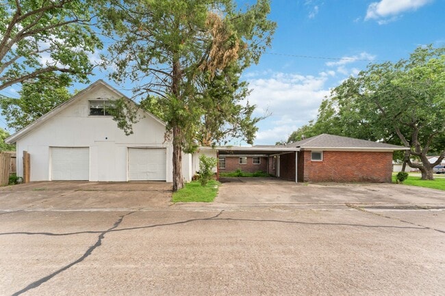 Building Photo - Welcome to a Home Full of Character and Co...