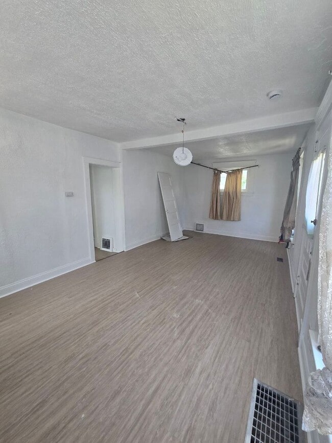 Building Photo - 3 Bedroom Single Family | Section 8 Welcomed