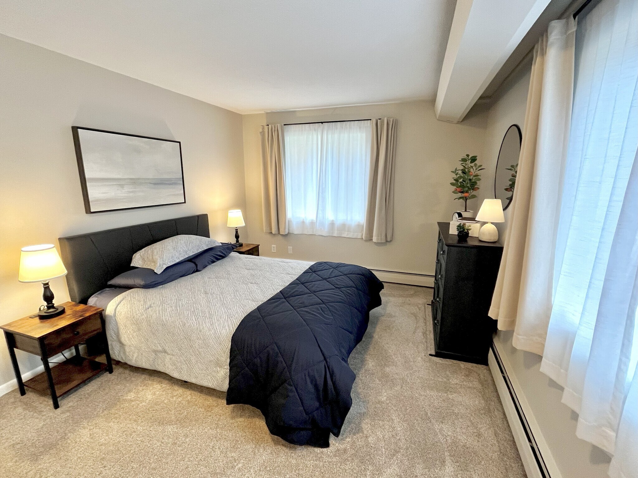 Main bedroom with lots of natural light - 5420 Three Points Blvd