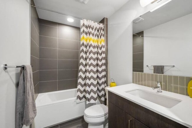 Building Photo - Modern & spacious 3bed/3bath with yard in ...