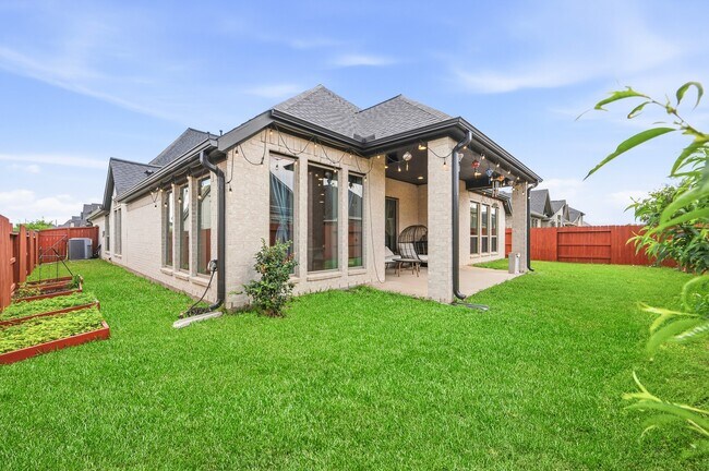 Building Photo - 2106 Stargrass Dr