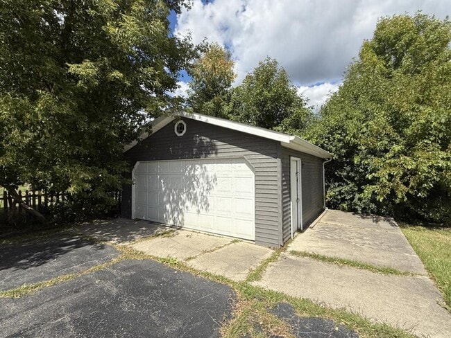 Building Photo - 1412 N Ballenger Hwy