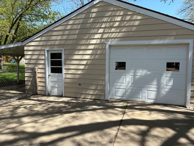 Building Photo - 3 bedroom 1 bathroom house for rent