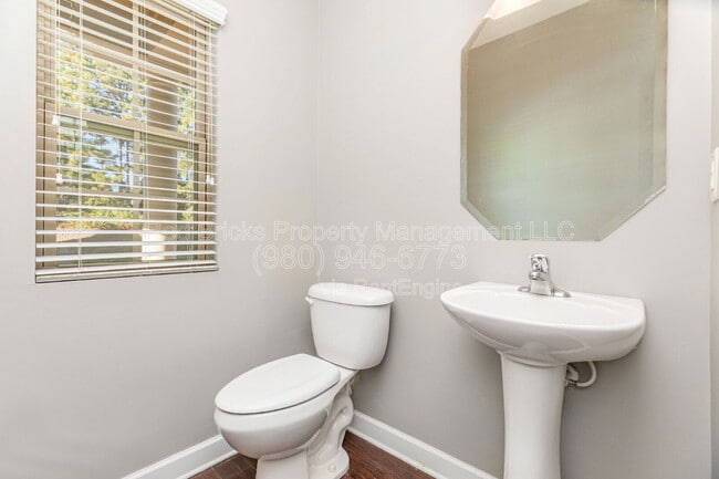 Building Photo - 15125 Jade St