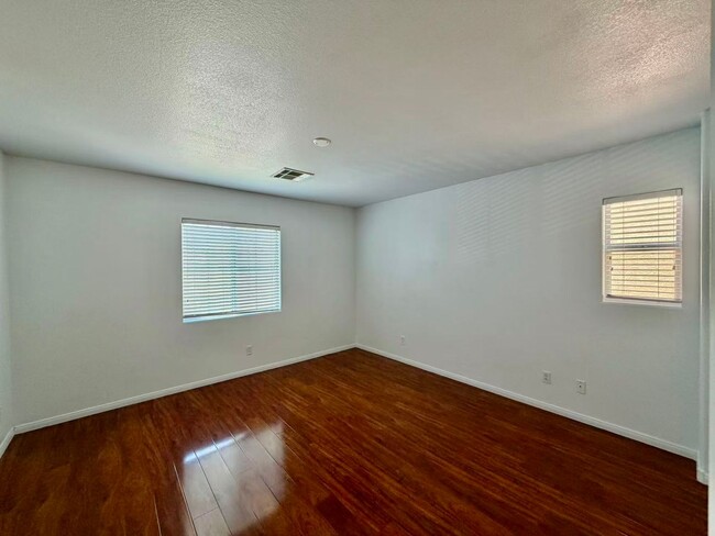 Building Photo - 884 Blue Rosalie Pl