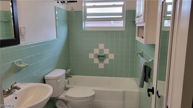 Building Photo - 1403 Davis Dr