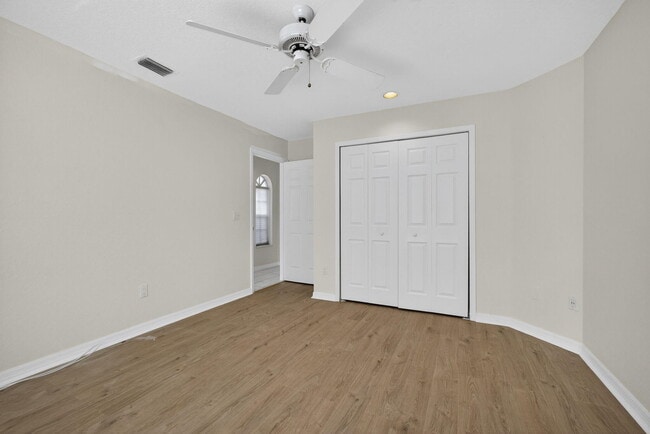 Building Photo - 12865 Meadowbend Dr