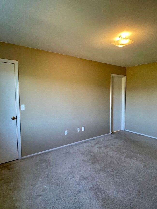 Building Photo - $300 OFF FIRST MONTH RENT!! 4 BED HOUSE LO...