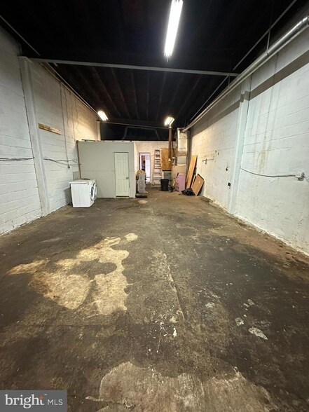 Building Photo - 2530 E Cambria St