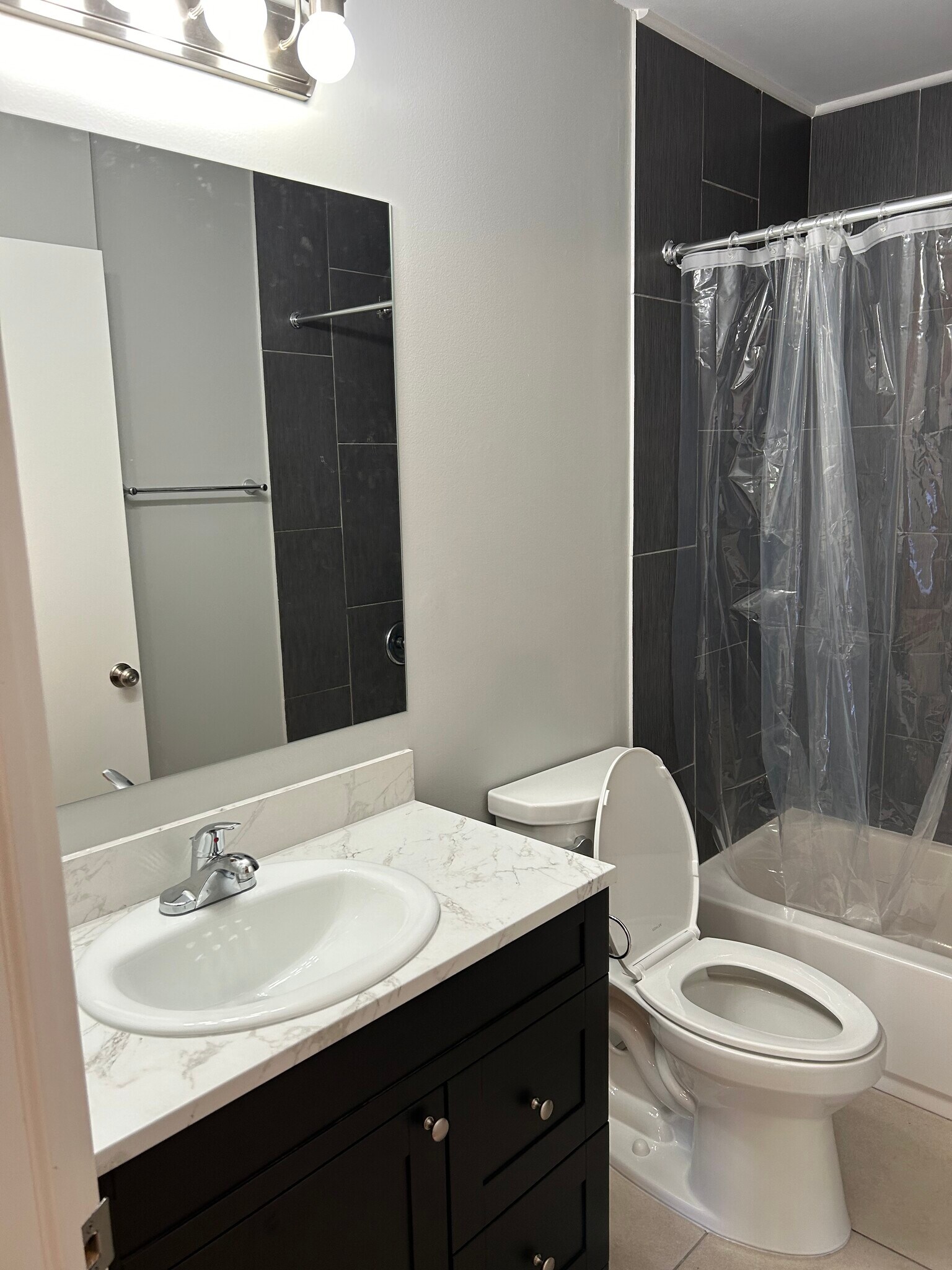 Building Photo - 217 Glenmoor St