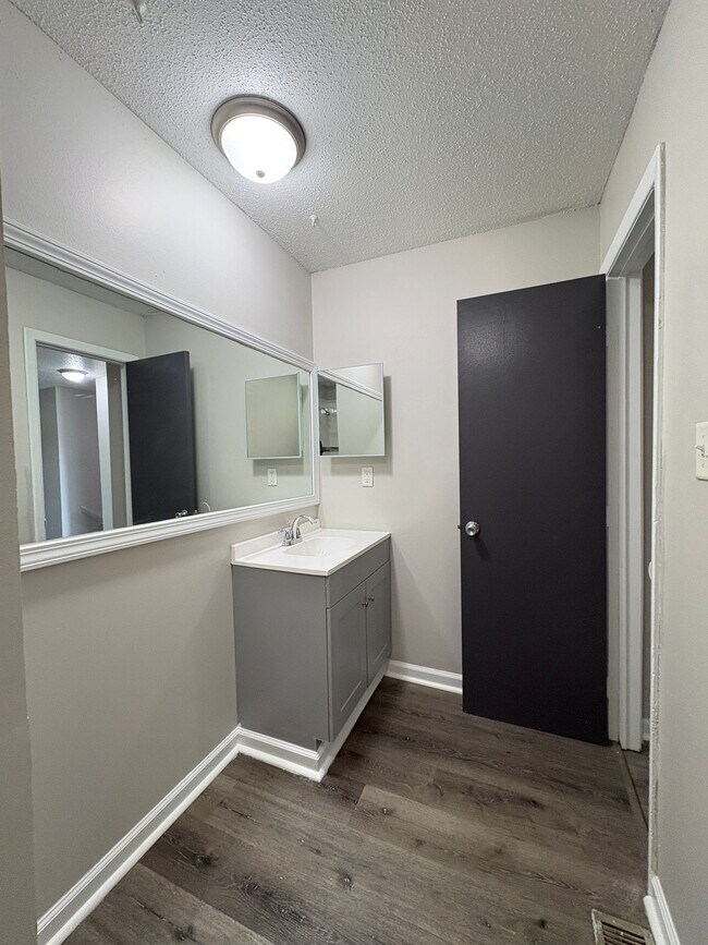 Building Photo - Remington On Rockville Living