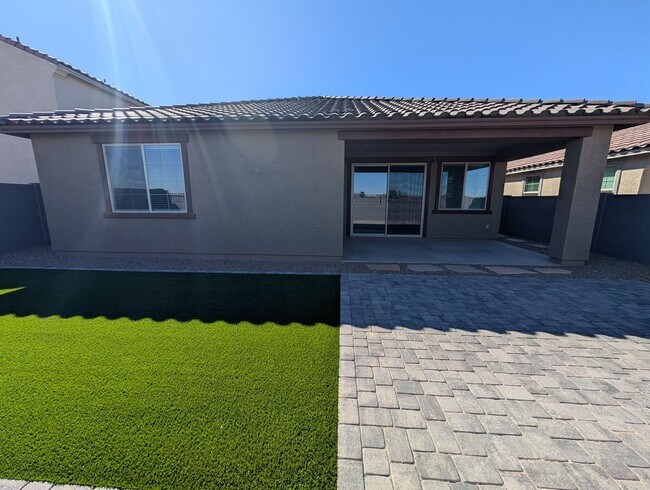 Building Photo - 4 Bedroom 3 Bathroom Home