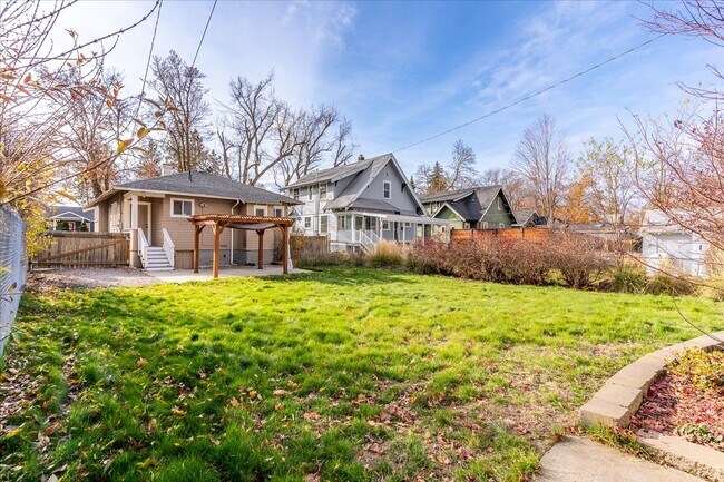 Building Photo - South Hill Charmer 3 bed, 1 bath available...