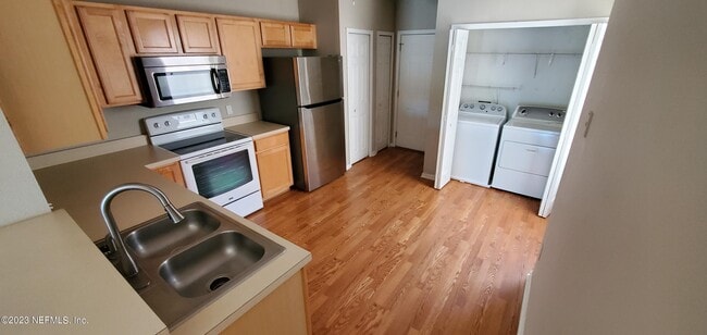 Building Photo - 401 Scrub Jay Dr
