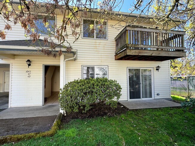 Primary Photo - 2 Bedroom Tri-plex in River Rd Neighborhood