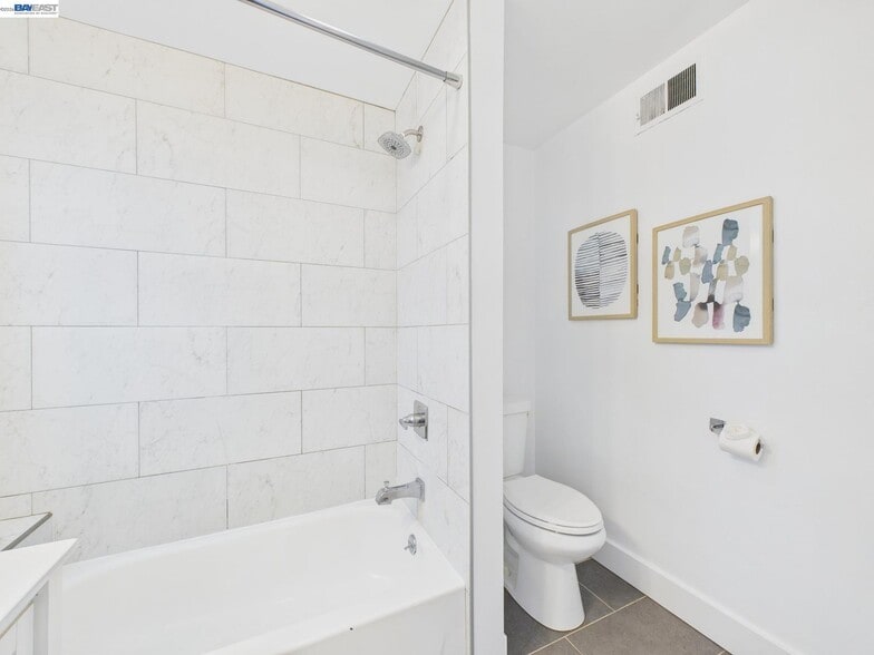 Building Photo - 680 42nd St