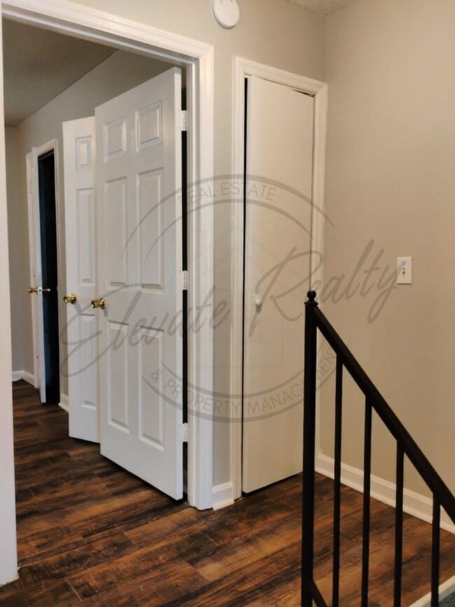 Building Photo - Two Bedroom Townhouse with deck near Trini...